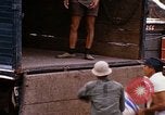 Immagine di Cargo essendo caricati nei carrelli Saigon Vietnam, 1966, secondo 48 filmato di repertorio 65675037337