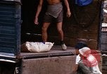 Immagine di Cargo essendo caricati nei carrelli Saigon Vietnam, 1966, secondo 49 filmato di repertorio 65675037337