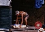 Immagine di Cargo essendo caricati nei carrelli Saigon Vietnam, 1966, secondo 50 filmato di repertorio 65675037337