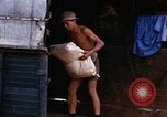 Immagine di Cargo essendo caricati nei carrelli Saigon Vietnam, 1966, secondo 51 filmato di repertorio 65675037337