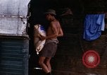 Immagine di Cargo essendo caricati nei carrelli Saigon Vietnam, 1966, secondo 52 filmato di repertorio 65675037337