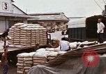 Immagine di Cargo essendo caricati nei carrelli Saigon Vietnam, 1966, secondo 53 filmato di repertorio 65675037337