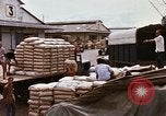 Immagine di Cargo essendo caricati nei carrelli Saigon Vietnam, 1966, secondo 54 filmato di repertorio 65675037337
