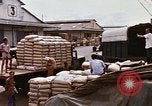 Immagine di Cargo essendo caricati nei carrelli Saigon Vietnam, 1966, secondo 55 filmato di repertorio 65675037337