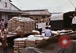 Immagine di Cargo essendo caricati nei carrelli Saigon Vietnam, 1966, secondo 56 filmato di repertorio 65675037337