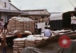 Immagine di Cargo essendo caricati nei carrelli Saigon Vietnam, 1966, secondo 57 filmato di repertorio 65675037337