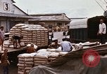 Immagine di Cargo essendo caricati nei carrelli Saigon Vietnam, 1966, secondo 58 filmato di repertorio 65675037337