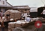 Immagine di Cargo essendo caricati nei carrelli Saigon Vietnam, 1966, secondo 59 filmato di repertorio 65675037337
