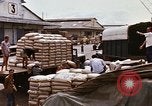 Immagine di Cargo essendo caricati nei carrelli Saigon Vietnam, 1966, secondo 60 filmato di repertorio 65675037337