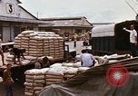 Immagine di Cargo essendo caricati nei carrelli Saigon Vietnam, 1966, secondo 62 filmato di repertorio 65675037337