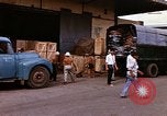 Image chargement sur les camions militaires Saigon Vietnam, 1966, de la seconde 9 séquences d'archives historiques vidéo 65675037338