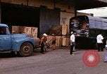 Image chargement sur les camions militaires Saigon Vietnam, 1966, de la seconde 10 séquences d'archives historiques vidéo 65675037338