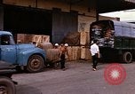 Image chargement sur les camions militaires Saigon Vietnam, 1966, de la seconde 11 séquences d'archives historiques vidéo 65675037338