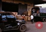 Image chargement sur les camions militaires Saigon Vietnam, 1966, de la seconde 12 séquences d'archives historiques vidéo 65675037338