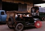 Image chargement sur les camions militaires Saigon Vietnam, 1966, de la seconde 13 séquences d'archives historiques vidéo 65675037338