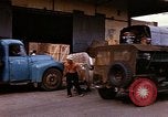 Image chargement sur les camions militaires Saigon Vietnam, 1966, de la seconde 14 séquences d'archives historiques vidéo 65675037338