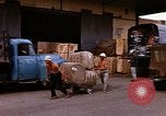 Image chargement sur les camions militaires Saigon Vietnam, 1966, de la seconde 15 séquences d'archives historiques vidéo 65675037338