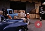 Image chargement sur les camions militaires Saigon Vietnam, 1966, de la seconde 16 séquences d'archives historiques vidéo 65675037338