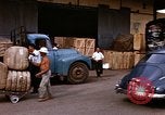 Image chargement sur les camions militaires Saigon Vietnam, 1966, de la seconde 18 séquences d'archives historiques vidéo 65675037338
