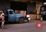 Image chargement sur les camions militaires Saigon Vietnam, 1966, de la seconde 19 séquences d'archives historiques vidéo 65675037338