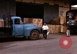 Image chargement sur les camions militaires Saigon Vietnam, 1966, de la seconde 20 séquences d'archives historiques vidéo 65675037338