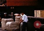 Image chargement sur les camions militaires Saigon Vietnam, 1966, de la seconde 21 séquences d'archives historiques vidéo 65675037338