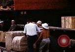 Image chargement sur les camions militaires Saigon Vietnam, 1966, de la seconde 22 séquences d'archives historiques vidéo 65675037338