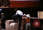 Image chargement sur les camions militaires Saigon Vietnam, 1966, de la seconde 23 séquences d'archives historiques vidéo 65675037338