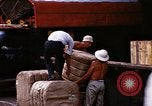 Image chargement sur les camions militaires Saigon Vietnam, 1966, de la seconde 24 séquences d'archives historiques vidéo 65675037338