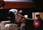 Image chargement sur les camions militaires Saigon Vietnam, 1966, de la seconde 25 séquences d'archives historiques vidéo 65675037338
