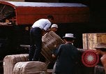 Image chargement sur les camions militaires Saigon Vietnam, 1966, de la seconde 26 séquences d'archives historiques vidéo 65675037338