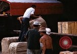 Image chargement sur les camions militaires Saigon Vietnam, 1966, de la seconde 27 séquences d'archives historiques vidéo 65675037338