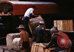 Image chargement sur les camions militaires Saigon Vietnam, 1966, de la seconde 28 séquences d'archives historiques vidéo 65675037338