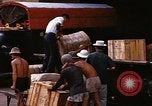Image chargement sur les camions militaires Saigon Vietnam, 1966, de la seconde 29 séquences d'archives historiques vidéo 65675037338