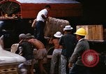 Image chargement sur les camions militaires Saigon Vietnam, 1966, de la seconde 30 séquences d'archives historiques vidéo 65675037338