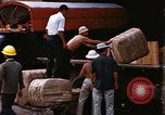 Image chargement sur les camions militaires Saigon Vietnam, 1966, de la seconde 32 séquences d'archives historiques vidéo 65675037338