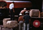 Image chargement sur les camions militaires Saigon Vietnam, 1966, de la seconde 33 séquences d'archives historiques vidéo 65675037338