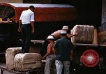 Image chargement sur les camions militaires Saigon Vietnam, 1966, de la seconde 34 séquences d'archives historiques vidéo 65675037338