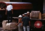 Image chargement sur les camions militaires Saigon Vietnam, 1966, de la seconde 35 séquences d'archives historiques vidéo 65675037338
