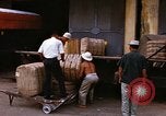 Image chargement sur les camions militaires Saigon Vietnam, 1966, de la seconde 36 séquences d'archives historiques vidéo 65675037338