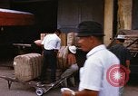 Image chargement sur les camions militaires Saigon Vietnam, 1966, de la seconde 37 séquences d'archives historiques vidéo 65675037338