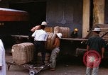 Image chargement sur les camions militaires Saigon Vietnam, 1966, de la seconde 38 séquences d'archives historiques vidéo 65675037338