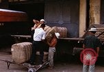 Image chargement sur les camions militaires Saigon Vietnam, 1966, de la seconde 39 séquences d'archives historiques vidéo 65675037338