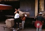 Image chargement sur les camions militaires Saigon Vietnam, 1966, de la seconde 40 séquences d'archives historiques vidéo 65675037338