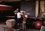 Image chargement sur les camions militaires Saigon Vietnam, 1966, de la seconde 41 séquences d'archives historiques vidéo 65675037338