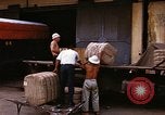 Image chargement sur les camions militaires Saigon Vietnam, 1966, de la seconde 42 séquences d'archives historiques vidéo 65675037338
