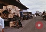 Image chargement sur les camions militaires Saigon Vietnam, 1966, de la seconde 44 séquences d'archives historiques vidéo 65675037338