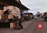 Image chargement sur les camions militaires Saigon Vietnam, 1966, de la seconde 45 séquences d'archives historiques vidéo 65675037338