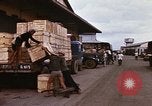 Image chargement sur les camions militaires Saigon Vietnam, 1966, de la seconde 46 séquences d'archives historiques vidéo 65675037338