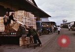 Image chargement sur les camions militaires Saigon Vietnam, 1966, de la seconde 48 séquences d'archives historiques vidéo 65675037338